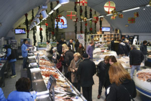 natale-clienti-in-pescheria